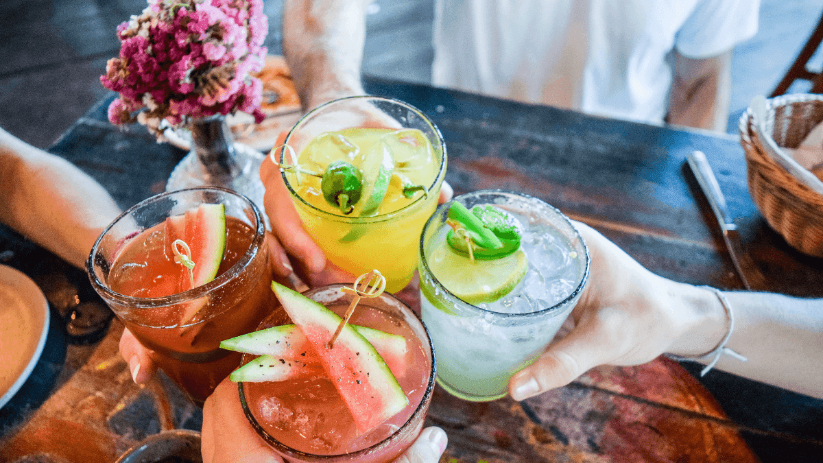 Adeus, ressaca! Americanos lançam bebidas com menos álcool, mais inovação e até cannabis