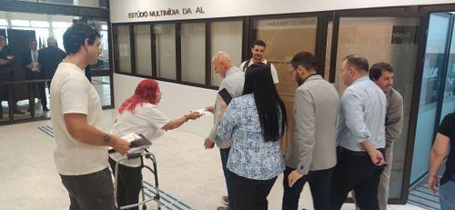 Manifestantes realizam ação na Assembleia Legislativa do Rio Grande do Sul em prol do PL 19/23