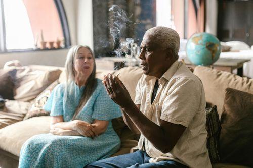 Idosos relatam "melhora considerável" ao usar cannabis para fins medicinais, relata pesquisa 