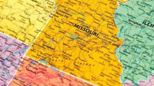 Empresas de maconha processam lojas por venda ilegal de flor THCA no Missouri