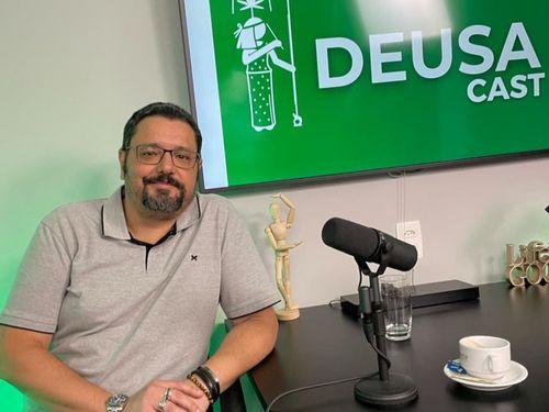 "Como convencer a classe médica? Não é com um vendedor com uma pastinha debaixo do braço", diz Ricardo Amorim 
