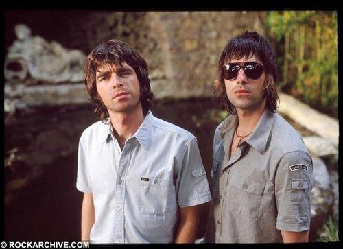 Oasis retorna aos palcos; conheça a história dos irmãos Gallagher com a cannabis 