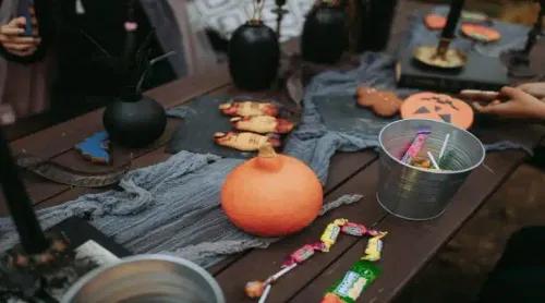 Casal canadense é preso por entregar doces com infusão de cannabis no Halloween