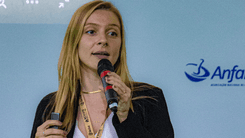 Veterinária encontra um chamado à atualização e ao afeto na maior feira de cannabis da América Latina