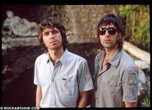Oasis retorna aos palcos; conheça a história dos irmãos Gallagher com a cannabis 