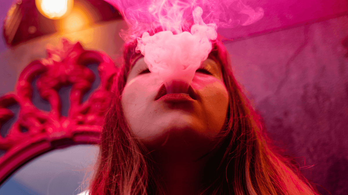 Fumar faz mal, mas cannabis pode ajudar: entenda a diferença na saúde bucal