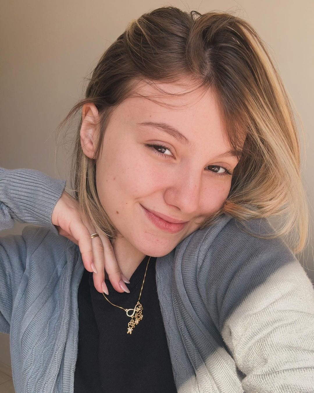 Isabel Veloso morre aos 19 anos; jovem que relatou ao Sechat o uso da cannabis em cuidados paliativos deixa legado de coragem