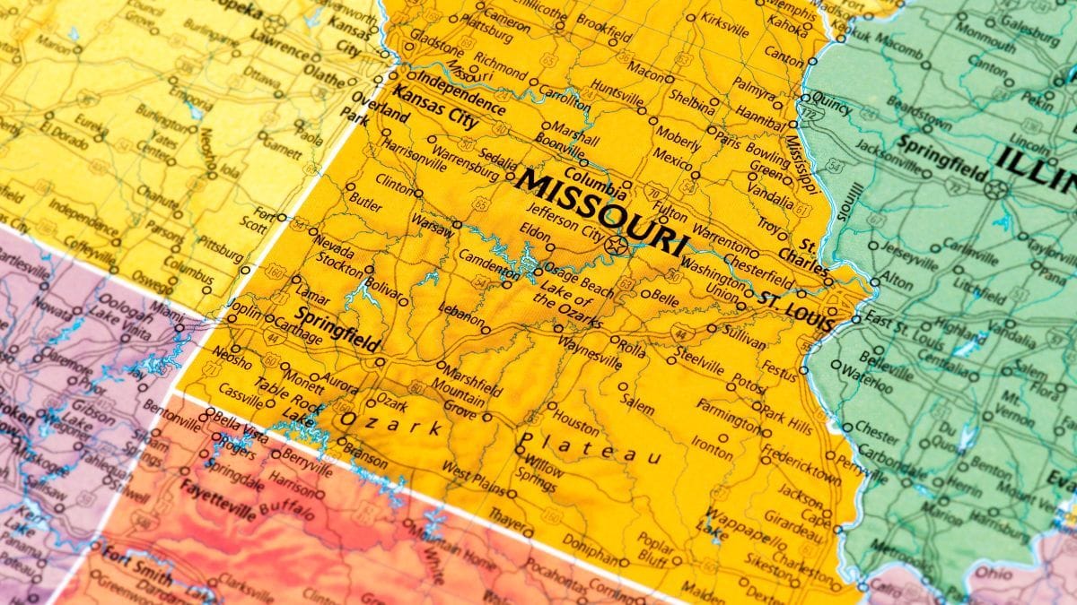 Empresas de maconha processam lojas por venda ilegal de flor THCA no Missouri