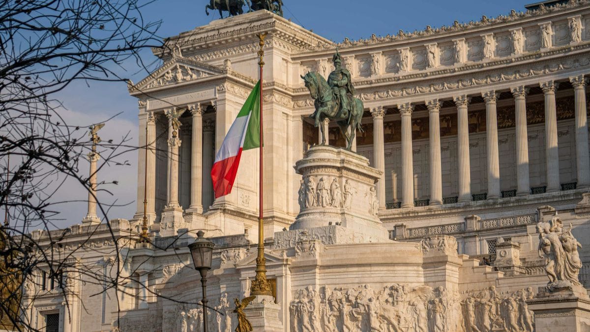 Alerta das autoridades italianas sobre produtos vendidos como cannabis light contendo o canabinoide sintético MDMB-PINACA, substância de alta potência associada a casos graves de intoxicação e morte na Europa.