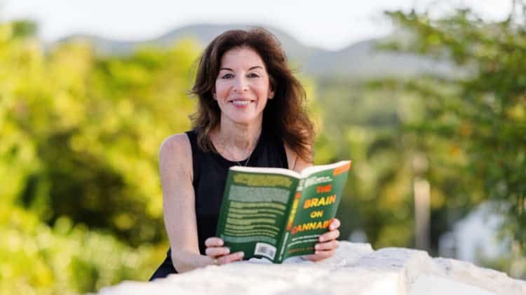 A autora americana Dra. Rebecca Siegel publica o livro The Brain on Cannabis