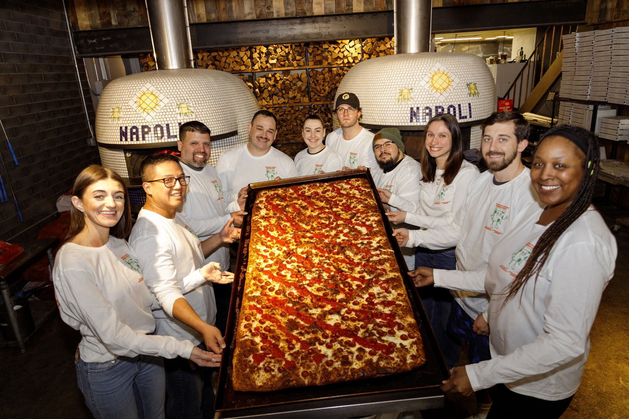 Dispensário cria a maior pizza infundida com cannabis do mundo, com 50 fatias