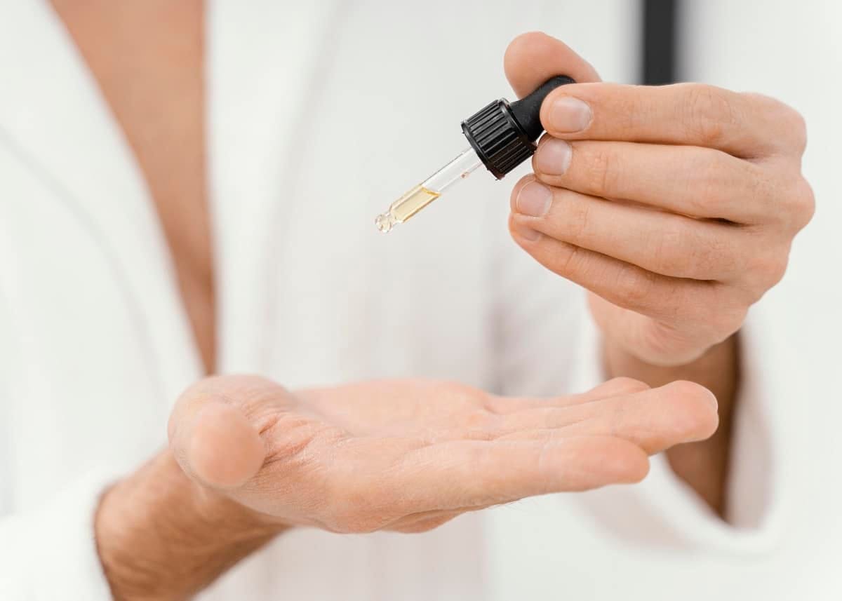 Autorização polêmica: Conselho afirma que biomédicos estão aptos a prescrever cannabis, mas Anvisa questiona competência