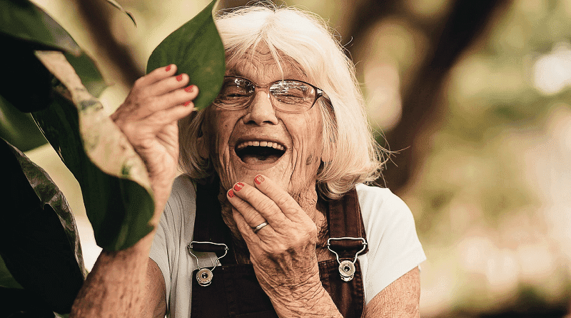 CBD na terceira idade, conheça os benefícios dessa alternativa fitoterápica