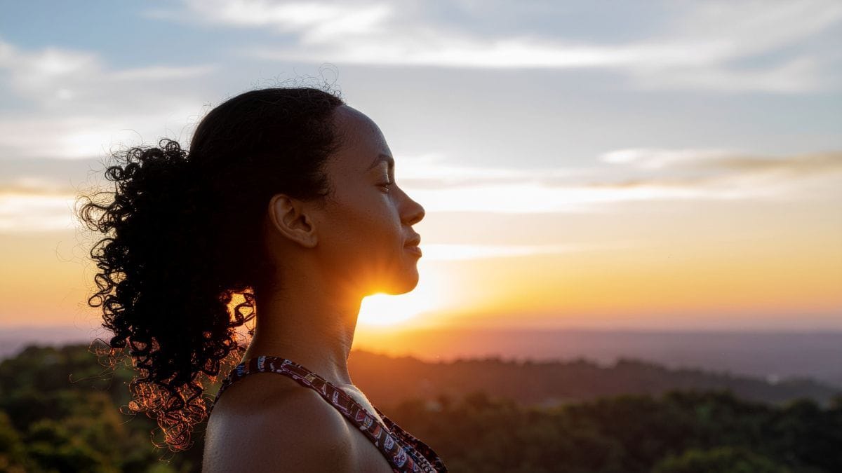 A cannabis medicinal tem sido utilizada como ferramenta terapêutica para promover reconexão com o corpo e auxiliar no tratamento da ansiedade e do estresse | CanvaPro