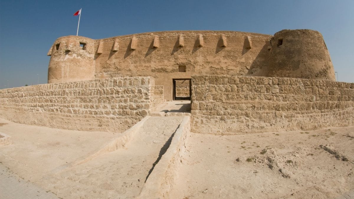 Altares de calcário encontrados no santuário da fortaleza de Tel Arad, onde pesquisadores identificaram resíduos de cannabis datados de 2.700 anos. | Crédito: Canva Pro