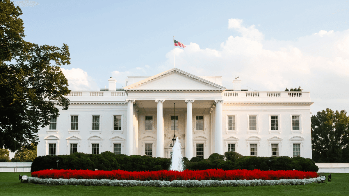 Ex-atleta da NFL recebe perdão presidencial de Trump após condenação por tráfico de cannabis