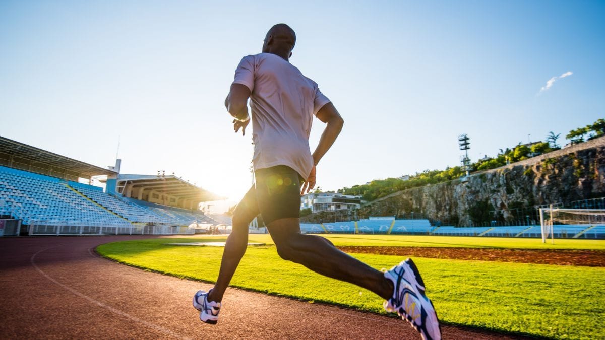 Pessoa praticando exercício físico associada ao uso de cannabis e bem-estar | CanvaPro