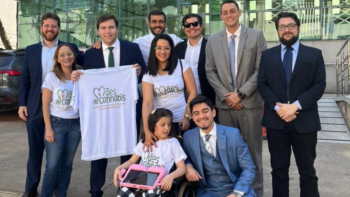Lucas Kitão, advogados e mães de pacientes na OAB Goiás durante criação de comissão sobre cannabis medicinal | Foto: Assessoria