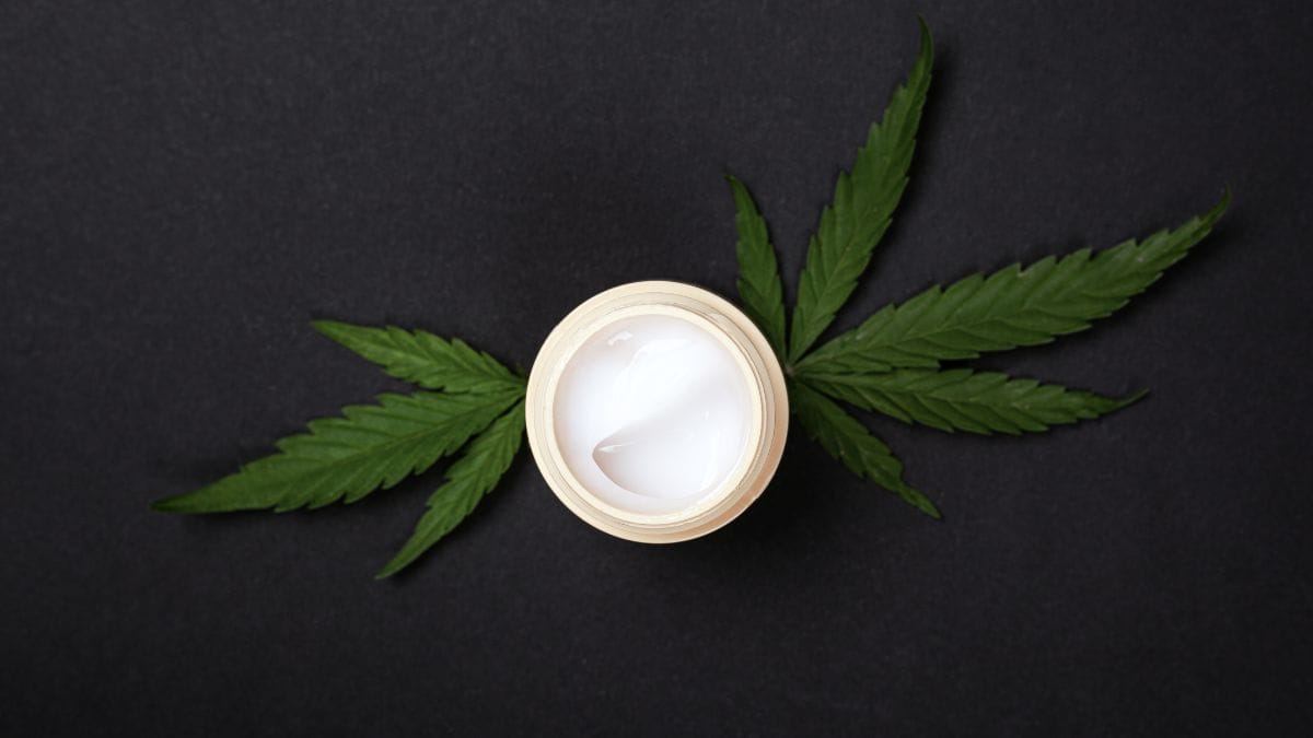 Creme hidratante à base de cannabis utilizado em rotina de skincare | CanvaPro