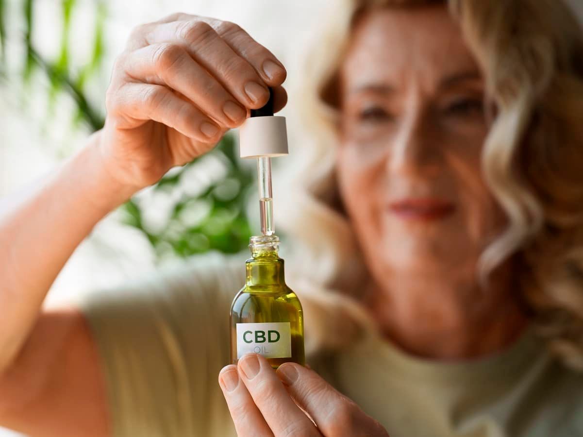 Custo mensal de tratamento com cannabis medicinal despenca 41% em 2 anos no Brasil