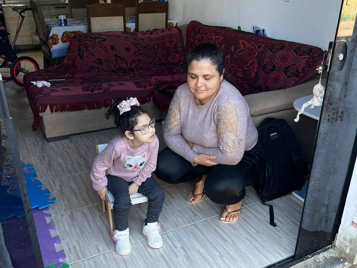 De 2.800 crises diárias para zero: A transformação na qualidade de vida de Helena com o uso medicinal da cannabis