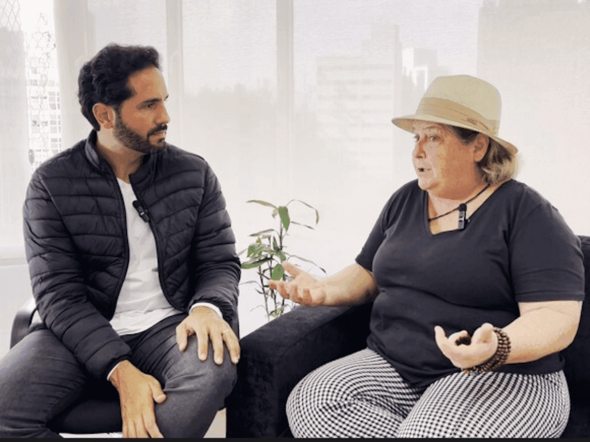 Dedicação que inspira: Arquiteta transforma cuidado com os pais em movimento de apoio de Alzheimer