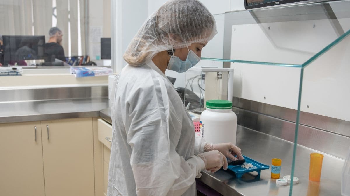 Farmácias de manipulação aguardam novas regras da Anvisa para trabalhar com canabidiol