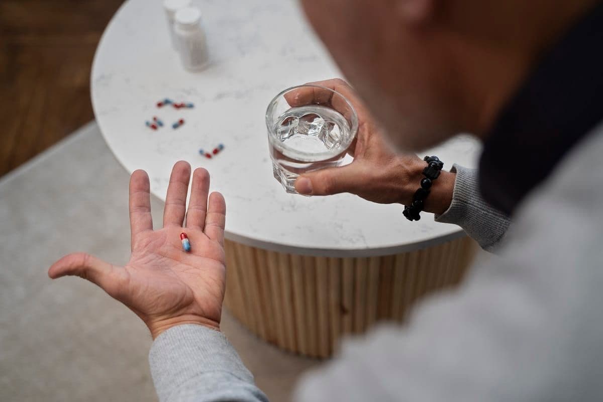 Opioides sintéticos: Um problema devastador que supera mortes por arma de fogo e acidentes de trânsito combinados
