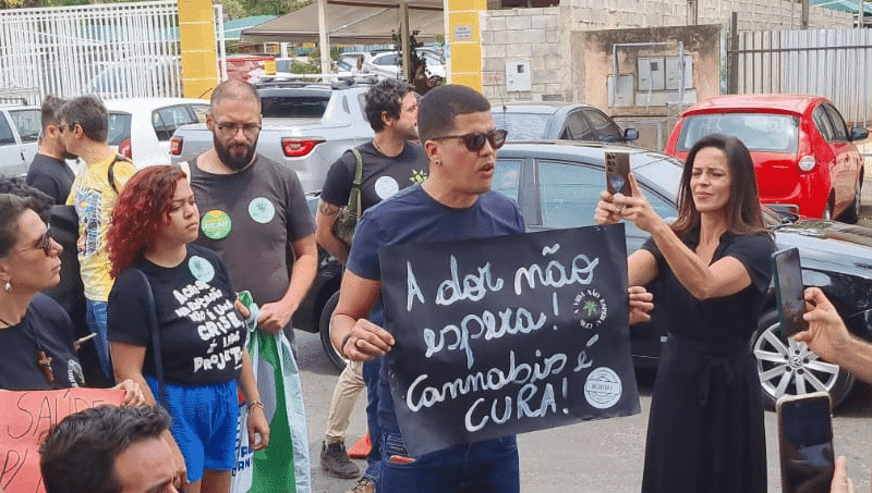 Representantes do movimento a favor do uso medicinal cannabis são recebidos pelo CFM
