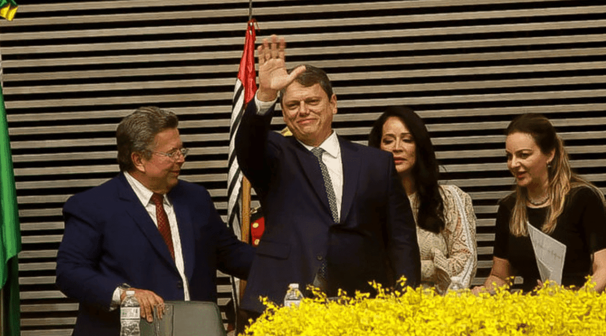 Tarcísio recebe ultimato para decidir sobre liberação da cannabis pelo SUS em SP