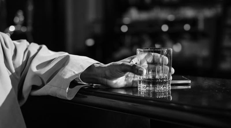 Terapia com cetamina pode ajudar alcoólatras a se abster da bebida por mais tempo