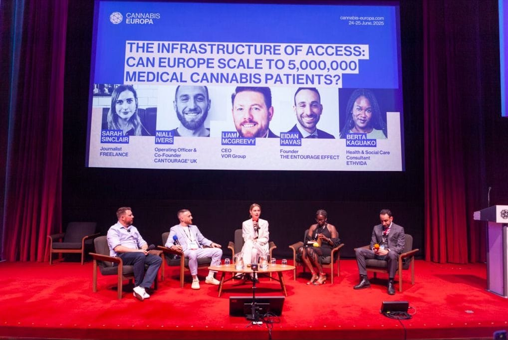 Palco do Cannabis Europa durante conferência que conecta política pública, regulação e oportunidades de negócios no mercado europeu de cannabis.