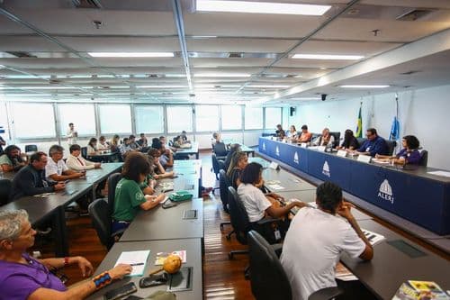 Especialistas e famílias cobram implementação da lei de fornecimento de cannabis pelo SUS no Rio