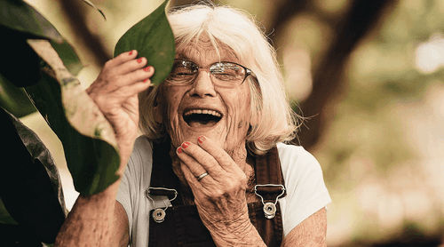 CBD na terceira idade, conheça os benefícios dessa alternativa fitoterápica