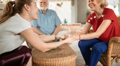 Como jovens e idosos estão usando o CBD para uma vida mais feliz e saudável