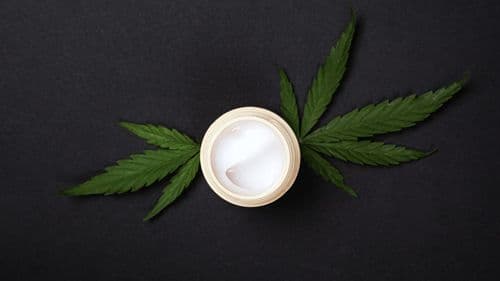 Cannabis no skincare: o que está por trás da “revolução da pele”