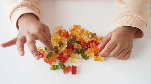 Ingestão acidental de THC por crianças pode levar à perda do poder familiar, advogados explicam