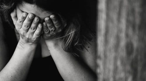 Por que as mulheres com endometriose estão optando pela cannabis do mercado ilícito?