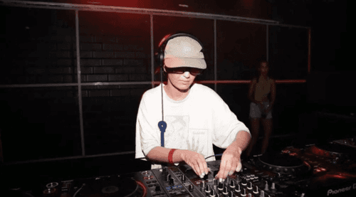 Um bate-papo com Chloé Robinson, a DJ e produtora britânica que recuperou sua qualidade de vida graças ao THC